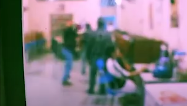 Nạn nhân bỏ chạy, chúng truy đuổi, đâm dao vào lưng. Khi nạn nhân bỏ chạy vào phía trong, chúng hăm dọa những người trong quán rồi nhảy lên xe máy của hai đồng bọn chờ sẵn bên ngoài, bỏ chạy về hướng đường Ngô Gia Khảm.