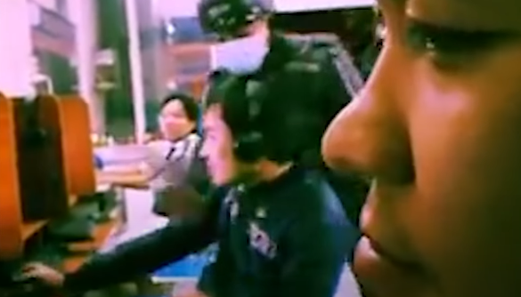 Hiện trường để lại là bàn máy số 3 vương vãi máu của nạn nhân, phía trong phòng ngủ của chủ quán Internet có nhiều vết máu. Một nhân chứng cho biết, sự việc diễn ra quá nhanh. Anh chỉ nhớ có 2 người đi vào quán, khi bước đến sau lưng một thanh niên đang ngồi chơi game ở bàn máy số 3 thì bất ngờ một trong hai người rút dao đâm tới tấp vào thanh niên này.