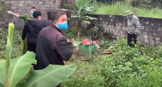 Tiến hành khám nghiệm tử thi, CQĐT xác định, nạn nhân bị trói rồi nhét trong giỏ nhựa, bên ngoài được chằng buộc kĩ bằng những đoạn dây cắt ra từ bao bì đựng thức ăn chăn nuôi. Trên tử thi có rất nhiều vết thương do vật tày gây lên, khắp vùng đầu, mặt, toàn thân và tứ chi, nhiều vết rách da trên mặt, bầm tím khắp người.