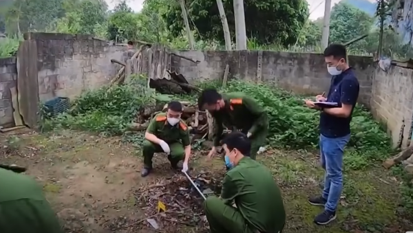 Cạnh cây táo trước cổng nhà có đống than vẫn còn vài mẩu gỗ cháy dở, có thể do đối tượng đốt xoá dấu vết. Ở góc tường nhà, Công an phát hiện có chỗ khoét còn mới tại nhiều vị trí, đủ 1 người chui qua, sau đó dùng các mảnh gỗ ghép che chắn lại. Lúc này, trước những chứng cứ không thể chối cãi, Nguyễn Thị Vuông mới cúi đầu nhận tội. Vuông khai có vay của chị T. 158 triệu đồng, tính cả tiền gốc lẫn lãi đến tháng 1/2022 là 295 triệu đồng.