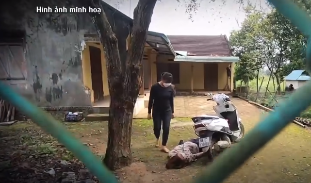 Đến 17h30 cùng ngày, T. tiếp tục đến nhà Vuông yêu cầu trả nốt số tiền 33 triệu đồng còn lại. Vuông xin khất nợ nhưng chị T. chửi bới, 2 bên lời qua tiếng lại rồi xô xát với nhau. Lúc này, Vuông có lấy 1 đoạn gỗ gần đó đập 1 phát trúng vào đầu chị T., nạn nhân phản kháng, đạp vào bụng Vuông khiến bà ta bực tức, dùng đoạn gỗ đánh liên tiếp 2-3 nhát vào đầu chị T. khiến chị chảy nhiều máu, ngã bất tỉnh.