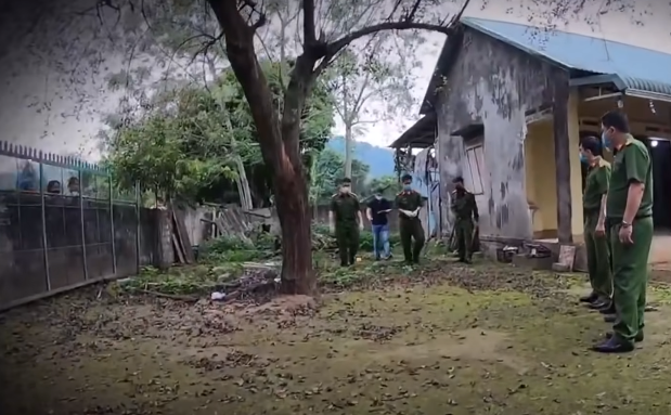 Nạn nhân bị đánh vào đầu gây nứt hộp sọ làm chấn thương sọ não, trong phổi có ít chất lỏng, chứng tỏ sau khi bị ném xuống hố gas nạn nhân mới tử vong. Hiện trường nơi tìm thấy tử thi chỉ là nơi phi tang, trước đó, nạn nhân đã bị đánh ngay phía ngoài cổng nhà, nhưng do đã xảy ra trước đó mấy ngày, trời mưa nên mọi dấu vết tại đó đã bị xoá.