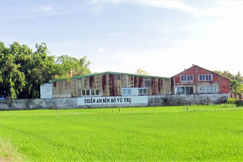 Sau nhiều lần bị nhắc nhở về việc xây dựng trái phép trên đất nông nghiệp, không đăng ký tạm trú, tạm vắng gây mất an ninh trật tự tại địa phương, UBND huyện Đức Hòa đã giao công an huyện phối hợp với các phòng nghiệp vụ, ban ngành chức năng địa phương vào cuộc. Kết quả xác minh đã phơi bày sự thật: Đa số trẻ sống trong hộ bà Cúc đều có mẹ đi cùng, không phải là trẻ em cơ nhỡ, không nơi nương tựa.