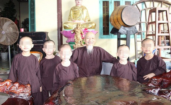 Lần kiểm tra vào đầu năm 2020, hộ bà Cúc có 18 người đang cư trú, trong đó có 6 trẻ em đều có mẹ ruột cùng tạm trú nhưng không rõ cha. Nơi này cũng lợi dụng danh nghĩa cơ sở thờ tự, tín ngưỡng, tâm linh nuôi trẻ mồ côi, cơ nhỡ không nơi nương tựa để kêu gọi lòng tốt của mọi người trong và ngoài nước giúp đỡ, trục lợi cá nhân.