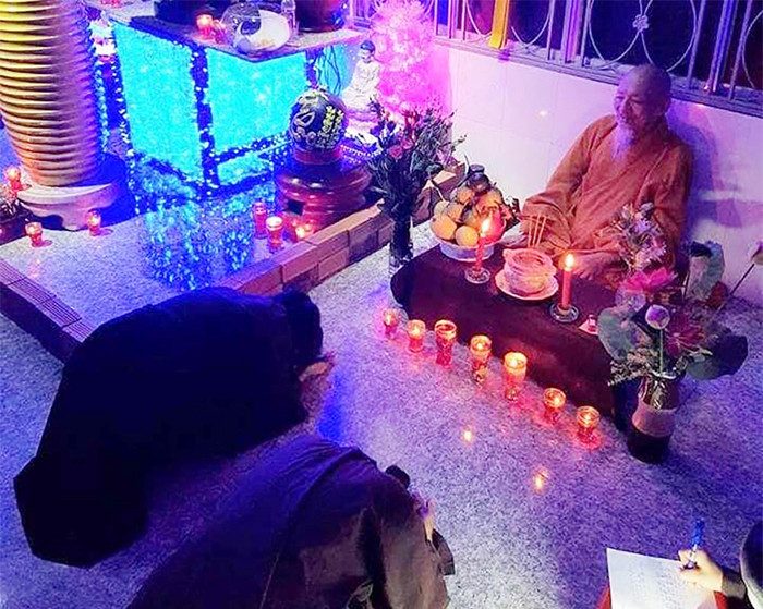 Họ còn đạo diễn để trong những lần quay clip đăng lên mạng, ông Vân mặc áo hầu vàng (vốn chỉ có Đại đức, Thượng tọa, Hòa thượng mới được mặc) ngồi chễm chệ trên bệ cao rồi dàn dựng cho một số phụ nữ quỳ dưới sàn nhà, thắp nhang lạy như đang lạy Phật. Ngoài ra, cả hai còn dựng clip ông Lê Tùng Vân làm lễ xuất gia cho hai cô gái là Võ Thị Diễm My và Trương Ngọc Xuân.