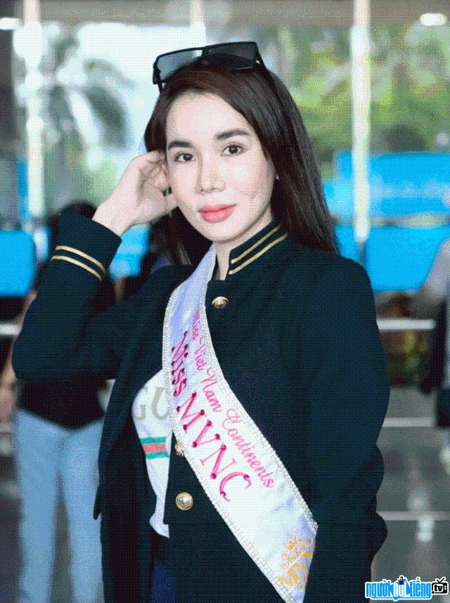 Đến lần thứ ba gặp gỡ, Kỳ Anh lén chụp ảnh chiếc đồng hồ Rolex này. Sau đó, người đẹp nhờ người mua một chiếc đồng hồ giả giống vậy với giá 13,5 triệu đồng. Ngày 11/9/2021, Kỳ Anh lại qua nhà anh T. chơi và ngủ lại. Đợi lúc anh T. ngủ say, người đẹp đã tráo chiếc đồng hồ giả và lấy chiếc đồng hồ thật cho vào giỏ. Đến trưa hôm sau, hai bên cãi nhau, Kỳ Anh bỏ về. 