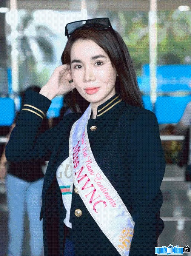 Đến lần thứ ba gặp gỡ, Kỳ Anh lén chụp ảnh chiếc đồng hồ Rolex này. Sau đó, người đẹp nhờ người mua một chiếc đồng hồ giả giống vậy với giá 13,5 triệu đồng. Ngày 11/9/2021, Kỳ Anh lại qua nhà anh T. chơi và ngủ lại. Đợi lúc anh T. ngủ say, người đẹp đã tráo chiếc đồng hồ giả và lấy chiếc đồng hồ thật cho vào giỏ. Đến trưa hôm sau, hai bên cãi nhau, Kỳ Anh bỏ về. 