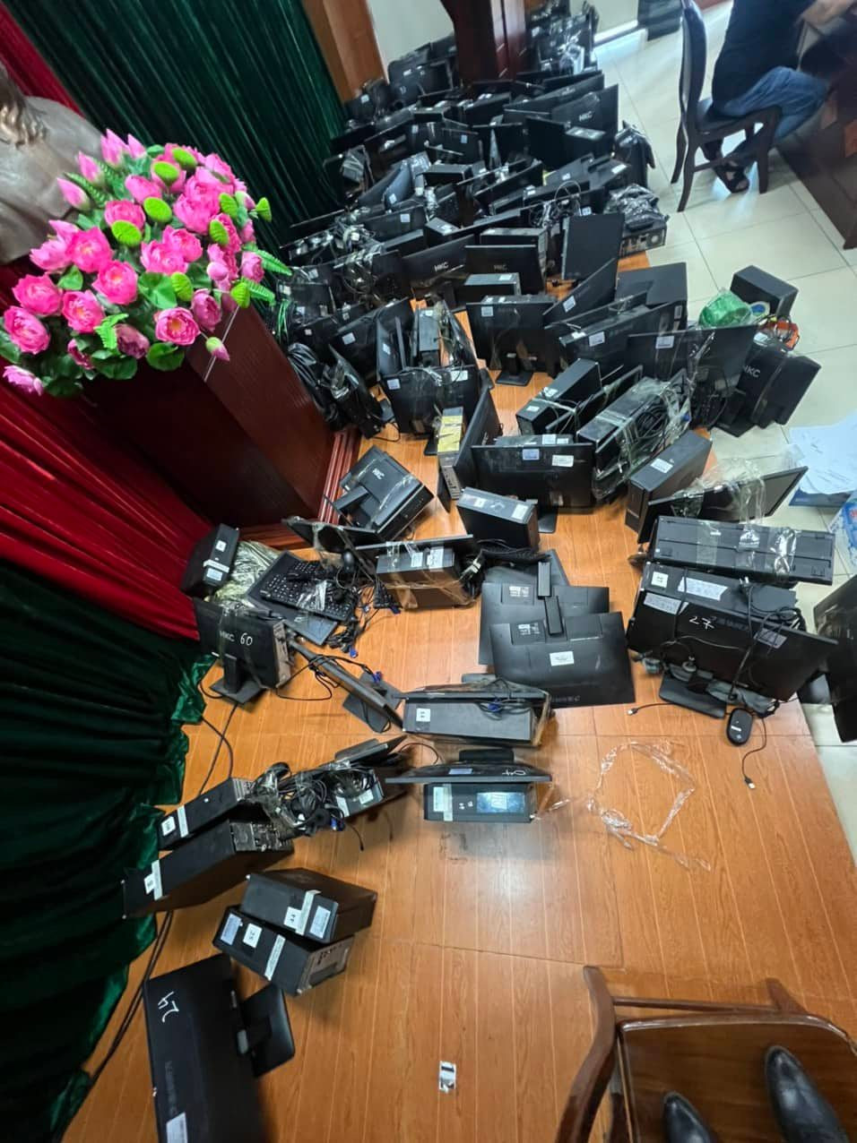 Đối với trường hợp khách hàng không trả được, công ty này sẽ phân cấp đòi nợ từ M0-M3, chia rõ nhiệm vụ cho từng cấp. Tuy nhiên, đó chỉ là hình thức, giấy tờ và văn bản. Trên thực tế, những đối tượng đứng đầu sẽ giao cho cấp dưới đòi nợ theo kiểu “muốn làm gì thì làm”, miễn làm sao thu được tiền về, có doanh thu là có thưởng. 