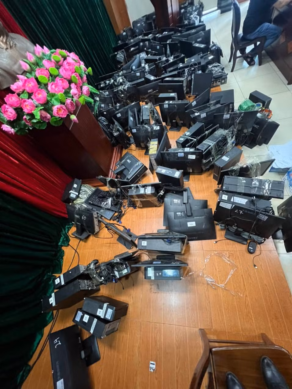 Đối với trường hợp khách hàng không trả được, công ty này sẽ phân cấp đòi nợ từ M0-M3, chia rõ nhiệm vụ cho từng cấp. Tuy nhiên, đó chỉ là hình thức, giấy tờ và văn bản. Trên thực tế, những đối tượng đứng đầu sẽ giao cho cấp dưới đòi nợ theo kiểu “muốn làm gì thì làm”, miễn làm sao thu được tiền về, có doanh thu là có thưởng. 