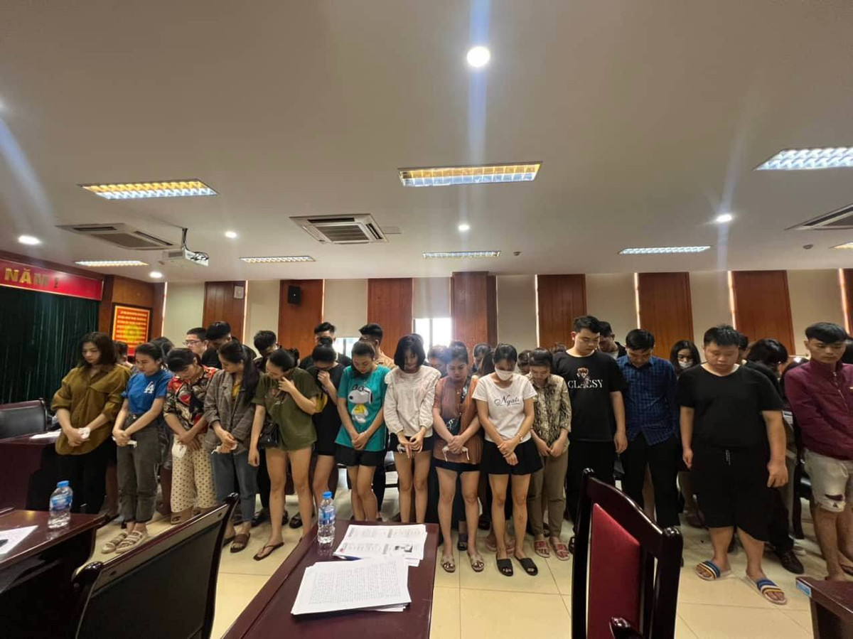 Còn loại 2 là những nhân viên bộ phận truy thu, thường là các đối tượng có tiền án tiền sự, nhân thân xấu, thậm chí là thành phần xã hội cộm cán, giang hồ, hoặc có kinh nghiệm trong việc đòi nợ thuê.