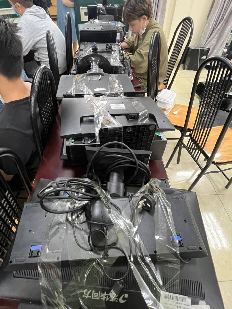 Khách hàng muốn vay cần tải app, cung cấp thông tin cá nhân, chụp ảnh nhận diện tay cầm CMND hoặc CCCD và cung cấp số điện thoại tham chiếu liên kết với danh bạ của con nợ. Sau khi thẩm định thành công, khách hàng sẽ được giải ngân ngay lập tức mà không cần gặp gỡ hay ký bất kỳ một giấy tờ nào. 