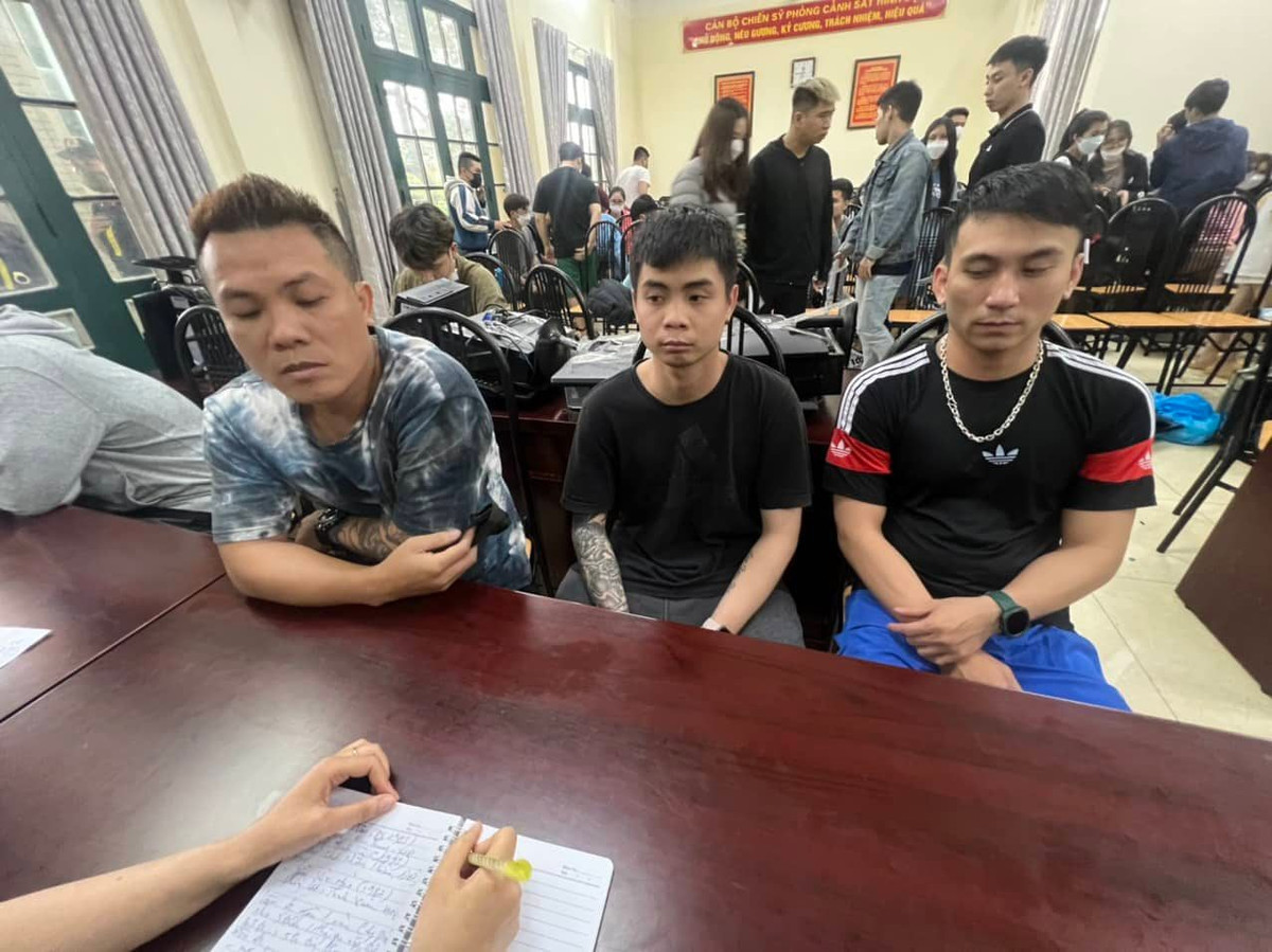 Vũ cũng khai nhận, để hợp thức hóa việc cho vay lãi nặng và đòi nợ, các đối tượng thành lập công ty cầm đồ, lập 3 app vay là “cashvn”, “vaynhanhpro” và “ovay”. Cho đến thời điểm hiện tại, số lượng khách hàng vay qua hệ thống 3 app trên khoảng gần 1 triệu người. Mỗi tháng, số tiền các đối tượng giải ngân cho vay khoảng 100 tỷ đồng. 