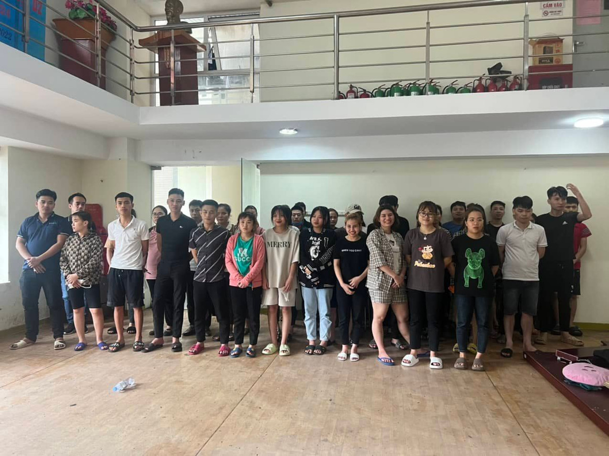 Để thu hồi nợ nhanh, không chỉ đe dọa, khủng bố, tấn công con nợ, các đối tượng phụ trách truy thu được phân cấp từ M0 - M3 thậm chí cắt ghép ảnh “nóng” của khách hàng và bạn bè, người thân của họ, tung lên mạng xã hội nhằm bôi nhọ danh dự, tạo áp lực.