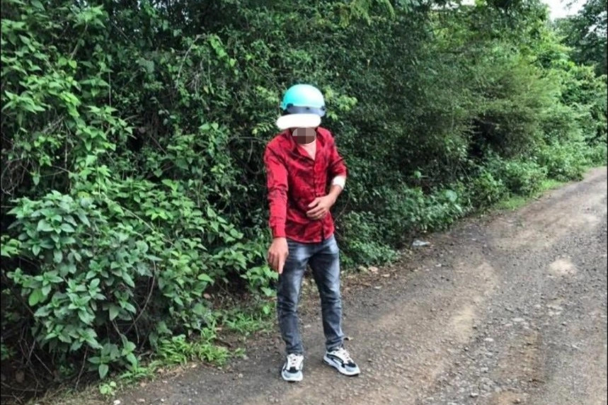  Dùng dao tự đâm mình rồi đến công an báo cướp: H.H.V. (25 tuổi, ngụ xã Ea Nuôl, huyện Buôn Đôn, Đắk Lắk) sau khi bán sợi dây chuyền vàng của bố để lấy tiền trả nợ, nam thanh niên tự dùng dao đâm vào tay mình để dựng một vụ cướp tài sản. Ngày 27/5, Công an xã Ea Nuôl cho biết, đang củng cố hồ sơ để xử lý V. về hành vi báo tin giả, không đúng sự thật. 