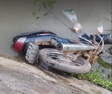  Phát hiện thi thể người đàn ông cạnh xe máy: Thông tin từ xã Thuận Sơn, huyện Đô Lương, Nghệ An cho biết, người dân vừa phát hiện thi thể ông T.H.T. (trú xóm Thuận Đông, xã Thuận Sơn) bên cạnh chiếc xe máy dưới mương nước. Theo một số người dân, trong buổi trưa ngày 26/5, ông T.H.T, có uống rượu tại một quán ăn. Hiện, nguyên nhân của vụ việc đang được điều tra, làm rõ. 