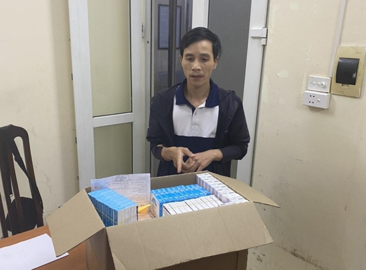  Người đàn ông trộm hàng loạt thuốc tân dược, dụng cụ y tế: Trong 2 ngày, Lâm Văn Thủy (SN 1984; trú tại xã Quỳnh Hưng, huyện Quỳnh Phụ, Thái Bình) gây ra hàng loạt vụ trộm cắp thuốc tân dược tại 3 địa điểm trên địa bàn Hà Nội, trong đó có vụ trộm xảy ra tại cổng Bệnh viện Vinmec. Ngày 27/5, Công an quận Thanh Xuân cho biết đang tạm giữ Thuỷ để điều tra, làm rõ.