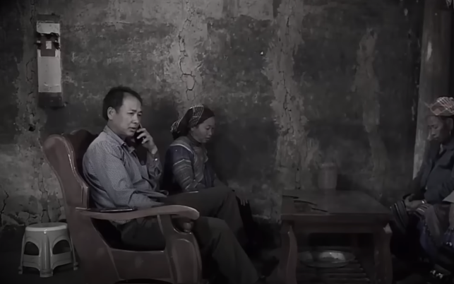 Đến giờ ăn cơm, vợ chồng anh Về không thấy con liền tổ chức đi tìm nhiều nơi nhưng không thấy. Tối cùng ngày, anh Về nhận được điện thoại của Giàng A Thái thông báo là đã bắt cóc và giữ cháu Dương, đồng thời yêu cầu anh Về trong thời hạn 3 ngày phải giao nộp 730 triệu đồng mới trả con. Thái đe dọa sẽ đánh đập và bán con của anh Về sang Malaysia, đồng thời Thái còn gửi ảnh cháu Dương cho anh Về xem để tin là Thái đang giữ con của Về (Thái liên lạc với Về qua mạng xã hội Facebook - nick là “Ly Yang").