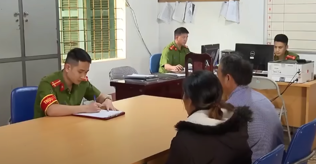 Qua điện thoại, đối tượng yêu cầu anh Về trong thời hạn 3 ngày phải giao nộp 730 triệu đồng mới trả con. Nếu không sẽ đánh đập và bán con của anh sang Malaysia... Vì nhiều lý do, ngày 11/10/2020, gia đình nạn nhân mới làm đơn trình báo sự cơ quan Công an.