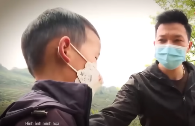 Gia đình anh Về đến nhà anh họ là Lừu Seo Di ở cùng thôn (cách nhà khoảng 300m), họ để cho hai con tự chơi với nhau rồi vào bếp nấu cơm. Đến khoảng 11h cùng ngày, cháu Lừu Đại Dương một mình đi bộ về nhà thì Páo tiếp cận làm quen. Páo hỏi cháu Dương có phải con bố Về không? Cháu Dương không nói gì, Páo liền lấy điện thoại chụp ảnh cháu Dương gửi qua mạng xã hội Facebook cho Cháy để xác nhận thì được Cháy khẳng định là đúng.