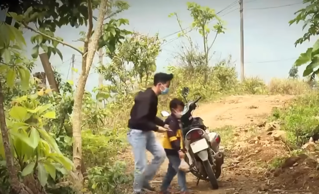 Tiếp đó, Páo hỏi cháu Dương có phải con mẹ Lang không (Lang là tên gọi khác của Thào Thị Chu) thì cháu Dương gật đầu, sau đó Páo giới thiệu là cậu ruột của cháu để dụ dỗ cháu Dương lên xe đưa đi mua bánh kẹo rồi đưa sang nhà ngoại chơi. Cháu Dương lên xe của Páo thì đối tượng chở cháu đi theo đường qua xã Pha Long, huyện Mường Khương để mang đi giấu theo như đã thỏa thuận với Thào Thị Cháy.