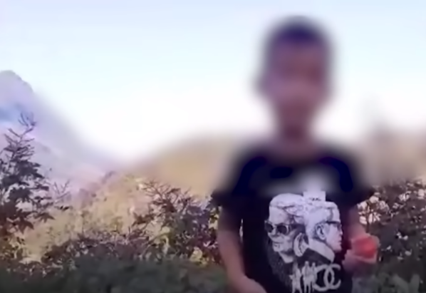 Trong bức ảnh đối tượng gửi đến, cháu bé vẫn mặc chiếc áo màu đen, tay cầm chiếc kẹo mút, xung quanh là những đường dây điện và các dải phân cách quốc lộ... Với dữ liệu này, các thành viên của ban chuyên án khẳng định cháu bé vẫn ở trong lãnh thổ Việt Nam.