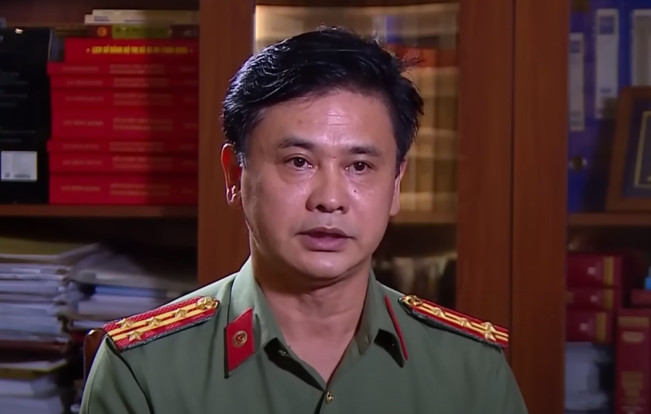 “Những ngày đó, tâm trạng của anh Lừu Xuân Về diễn biến rất phức tạp. Song, ẩn sâu trong đó là nỗi lo lắng của người cha mất con”, đại tá Lưu Hồng Quảng nhớ lại. Những ngày trực tiếp làm việc với Về, đại tá Quảng đã nhận thấy điều đó. Những ngày đó, các thành viên của ban chuyên án như chạy đua với thời gian. Vừa động viên bị hại, vừa tìm cách kéo dài thời gian thỏa thuận với đối tượng bắt cóc. “Sau nhiều lần trao đổi, đối tượng đã gửi cho gia đình nạn nhân một tấm ảnh có hình cháu bé. Đây là một trong những dữ liệu quan trọng để có thể phá án, tôi và các thành viên của ban chuyên án đã tỉ mỉ phân tích những hình ảnh trong đó”, đại tá Lưu Hồng Quảng nhớ lại.