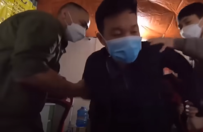 Ngay khi có thông tin về đối tượng đi chiếc xe máy Airblade từ Sa Pa về Lai Châu có nhiều dấu hiệu nghi vấn, một tổ công tác của Phòng CSHS Công an tỉnh Lào Cai dưới sự chỉ đạo của thượng tá Nguyễn Minh Thắng -Trưởng phòng đã tổ chức truy tìm, đón lõng đối tượng và bắt giữ tại địa bàn huyện Tân Uyên. Đối tượng bị bắt giữ là Thào A Páo (SN 2001, trú tại bản Hua Cườm 2, xã Trung Đông, huyện Tân Uyên, tỉnh Lai Châu) thừa nhận hành vi bắt cóc nhằm chiếm đoạt tài sản, khai vị trí giữ cháu bé.