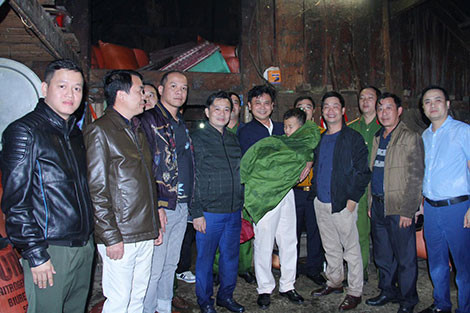 Cơn mưa rừng xối xả bất ngờ đổ xuống khiến cái lạnh của thị xã Sa Pa càng thêm tê tái. Đại tá Quảng chỉ đạo cán bộ Phòng CSHS phối hợp với Công an thị xã Sa Pa bao vây toàn bộ ngôi nhà... Vị chỉ huy trận đánh vỡ òa hạnh phúc khi thấy cháu bé vẫn ngủ ngon lành trong chiếc chăn ấm. Ngay đêm hôm đó, anh đã đưa cháu bé về Công an tỉnh Lào Cai, giao lại cho gia đình. Chứng kiến những giọt nước mắt hạnh phúc lăn dài trên gương mặt của người cha mòn mỏi, khắc khoải vì trông đợi con, vị chỉ huy đứng đầu Công an tỉnh dù mạnh mẽ, quyết đoán là thế cũng không kiềm chế được cảm xúc.