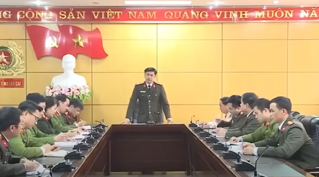 Những cuộc họp kéo dài đến 3h sáng, ánh điện của các đơn vị nghiệp vụ thuộc Công an tỉnh Lào Cai trong những ngày đó không bao giờ tắt. Đại tá Lưu Hồng Quảng trực tiếp chỉ đạo các phương án. Hàng loạt biện pháp được triển khai: Công an tỉnh Lào Cai đã trao đổi với lực lượng Bộ đội Biên phòng tỉnh chốt, chặn các tuyến biên giới; tổ chức rà soát các tuyến đường đi huyện Mường Khương, Bắc Hà và sang tỉnh Hà Giang. Các đơn vị khác cũng được giao nhiệm vụ nắm tình hình tại các nhà ga, bến tàu... tạo thành một thế trận “thiên la, địa võng” để bắt giữ đối tượng.