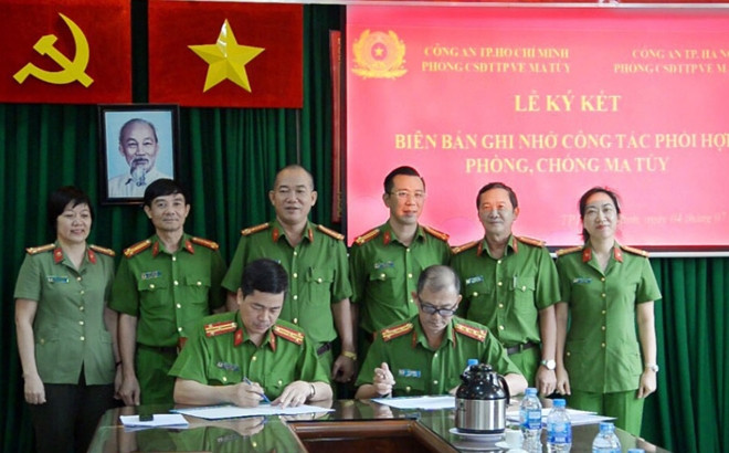 Đại tá Trương Thọ Toàn sinh năm 1967, quê ở huyện Vĩnh Tường, tỉnh Vĩnh Phúc. Ông từng là Trưởng phòng Cảnh sát điều tra tội phạm về ma túy Công an Hà Nội. (Đại tá Trương Thọ Toàn ngồi ký biên bản phía bên trái ảnh)