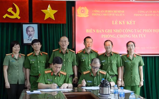 Đại tá Trương Thọ Toàn sinh năm 1967, quê ở huyện Vĩnh Tường, tỉnh Vĩnh Phúc. Ông từng là Trưởng phòng Cảnh sát điều tra tội phạm về ma túy Công an Hà Nội. (Đại tá Trương Thọ Toàn ngồi ký biên bản phía bên trái ảnh)