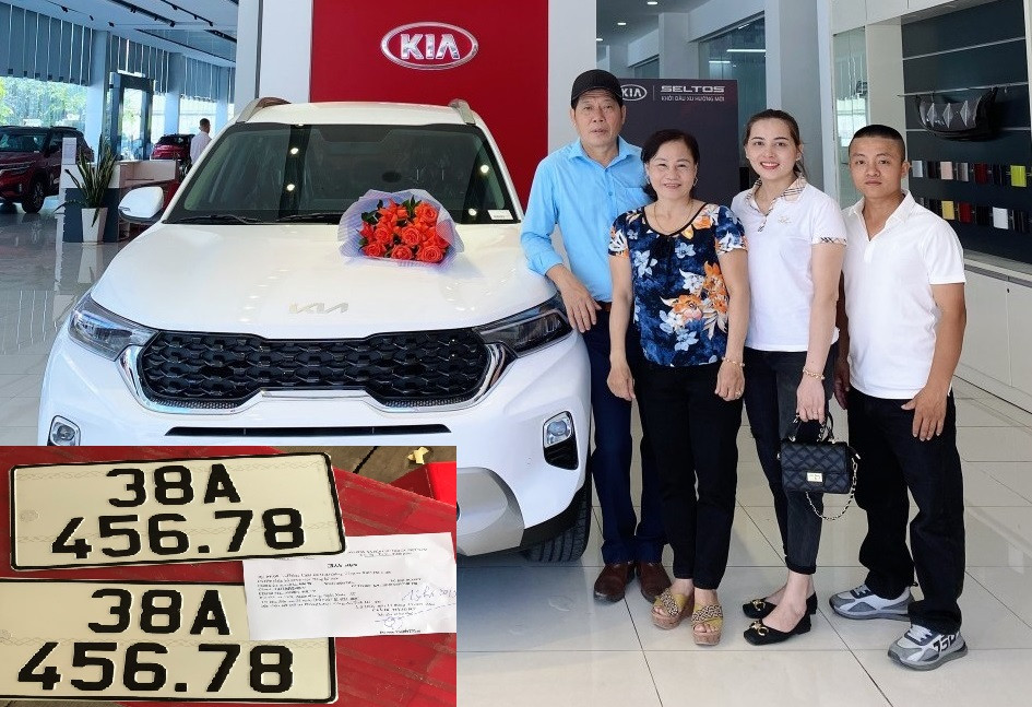 Ngày 19/5, bà Dương Thị Lý (SN 1964, trú tại xã Xuân Giang, huyện Nghi Xuân) đến Phòng CSGT Công an Hà Tĩnh làm thủ tục bấm biển số cho chiếc xe Kia Sonet. Sau đó, bà Lý đã may mắn bấm ngẫu nhiên được biển số tiến cực đẹp 38A-456.78 và đã đăng kí thành công cho chiếc xe. 