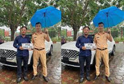 Theo anh N., sáng cùng ngày, anh đi đăng ký ô tô tại Công an huyện Gia Bình. Chiếc xe đăng ký mang nhãn hiệu Huyndai SantaFe sản xuất năm 2022. Sau đó, anh N. bấm được biển số 99A- 555.55. Anh N. cho biết, việc bấm được biển số này là hoàn toàn may mắn. 