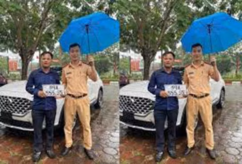 Theo anh N., sáng cùng ngày, anh đi đăng ký ô tô tại Công an huyện Gia Bình. Chiếc xe đăng ký mang nhãn hiệu Huyndai SantaFe sản xuất năm 2022. Sau đó, anh N. bấm được biển số 99A- 555.55. Anh N. cho biết, việc bấm được biển số này là hoàn toàn may mắn. 