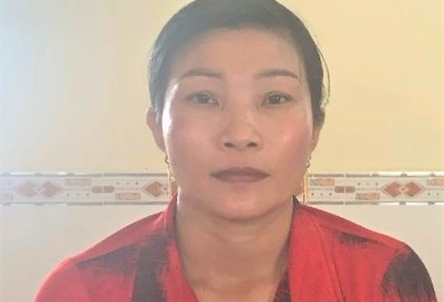  Khởi tố người phụ nữ giết 'chồng hờ' rồi phi tang xác dưới ao: Ngày 24/5, Công an tỉnh Cà Mau cho biết đã khởi tố bị can, bắt tạm giam Sơn Thị Hồng (46 tuổi, ngụ xã Khánh Bình Tây Bắc, huyện Trần Văn Thời, Cà Mau) để điều tra hành vi Giết người. Hồng khai nhận, do bị 'chồng hờ' thách thức và nghĩ đến cảnh bị đánh đập, Hồng đã chém chết 'chồng hờ' rồi giấu thi thể dưới ao gần nhà. 