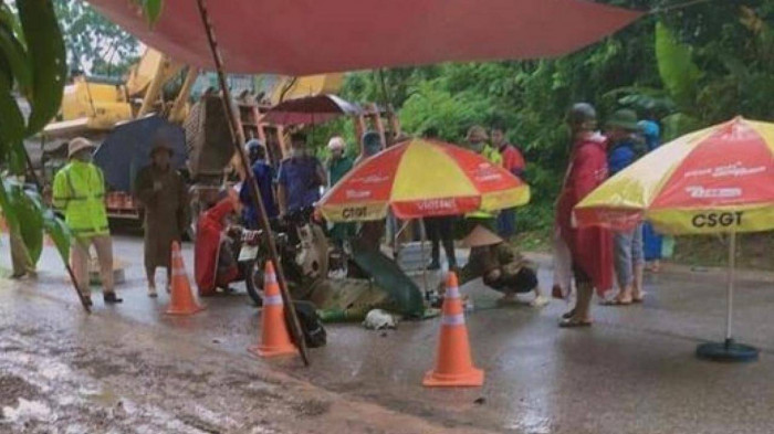  Va chạm với xe đầu kéo, nữ sinh lớp 12 tử vong: Sáng 24/5, xã Tam Tiến, huyện Yên Thế, Bắc Giang đã xảy ra vụ va chạm xảy ra giữa xe đầu kéo do tài xế Lưu Xuân Việt (SN 1987, ở Quảng Ninh) điều khiển với xe máy do em Phan Thị Quyên (SN 2004, trú huyện Yên Thế) điều khiển (2 xe đi ngược chiều nhau). Hậu quả, em Quyên tử vong tại chỗ, xe gắn máy hư hỏng. 