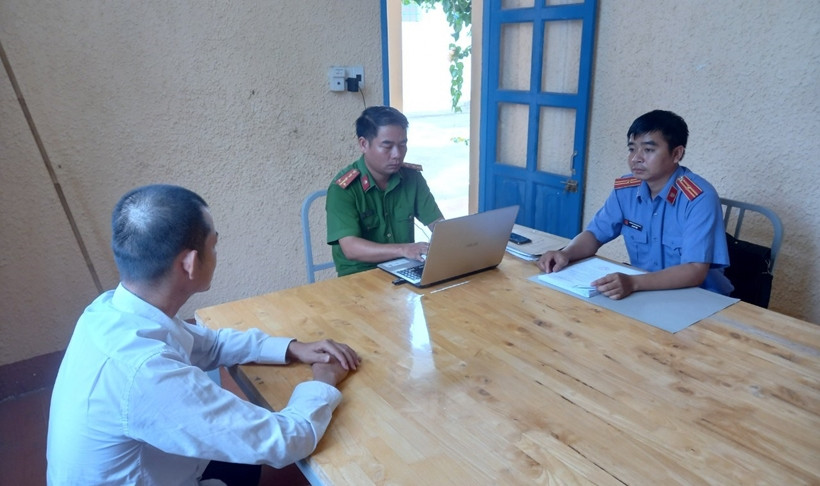  'Nổ' có khả năng chạy án, lừa 160 triệu: 'Nổ' có khả năng 'chạy án', Lê Văn Hùng (SN 1990, không nghề nghiệp, trú tại xã Ea Rốk, huyện Ea Súp, tỉnh Đắk Lắk) đã lừa của người quen 160 triệu đồng để tiêu xài cá nhân. Ngày 24/5, Công an huyện Ea Súp cho biết đang tạm giam Hùng để xử lý theo quy định. 