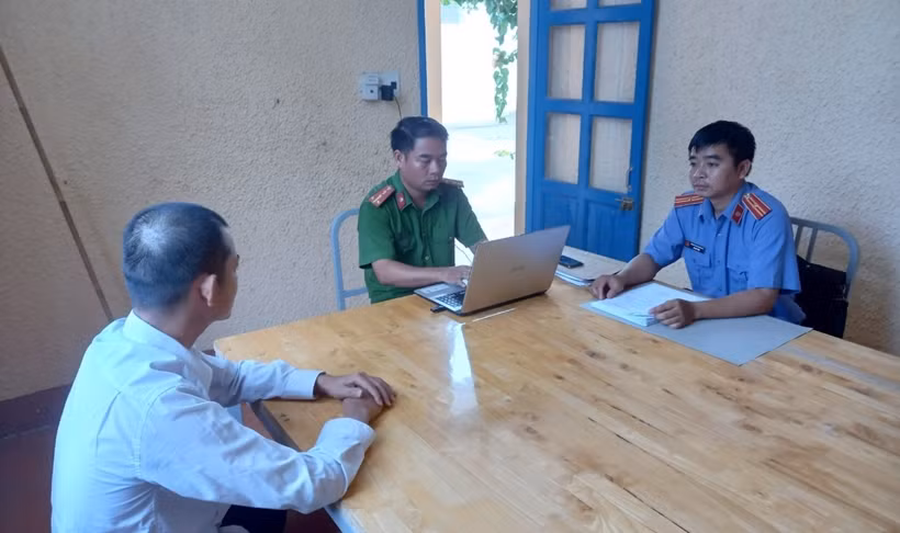  'Nổ' có khả năng chạy án, lừa 160 triệu: 'Nổ' có khả năng 'chạy án', Lê Văn Hùng (SN 1990, không nghề nghiệp, trú tại xã Ea Rốk, huyện Ea Súp, tỉnh Đắk Lắk) đã lừa của người quen 160 triệu đồng để tiêu xài cá nhân. Ngày 24/5, Công an huyện Ea Súp cho biết đang tạm giam Hùng để xử lý theo quy định. 