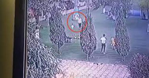 Theo đó, vào khoảng thời gian anh H. đi mua nước, có 1 người phụ nữ dáng mập mạp tiếp cận cháu B. Sau đó ít phút, người này đã lên xe máy rời đi cùng cháu B. Hình ảnh đã có, tuy nhiên chất lượng thấp nên cơ quan công an không thể xác định được khuôn mặt, thậm chí biển số chiếc xe nói trên.