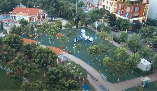 Nhiều tổ trinh sát được cử đi "điểm danh" hàng trăm đối tượng tiền án, tiền sự, ma túy, đặc biệt là nhóm đối tượng có tiền án về hành vi bắt cóc, mua bán người. Tuy nhiên, tất cả những gì thu thập được chỉ là con số không. Thời điểm này, tổ công tác có nhiệm vụ rà soát toàn bộ camera an ninh ở khu vực công viên Nguyễn Văn Cừ và các tuyến phố khác đã phát hiện ra một hình ảnh khả nghi.