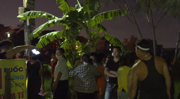 Suốt đêm 21/8, không chỉ lực lượng Công an, người nhà nạn nhân mà rất nhiều người dân tốt bụng cũng đốt đuốc, lật từng khóm cây, soi từng mép nước tại khu vực công viên Nguyễn Văn Cừ với hi vọng tìm ra cháu B. Tới gần sáng, cuộc truy tìm cháu bé 2 tuổi đã không mang lại kết quả.