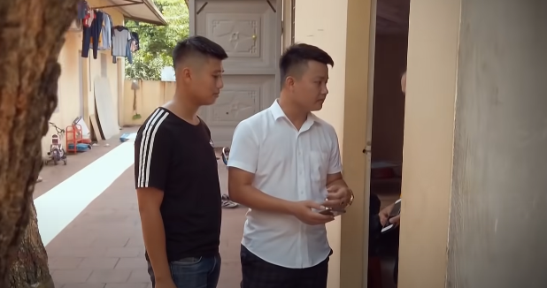 Trong khi việc xác minh về người phụ nữ bí ẩn vẫn chưa có kết quả thì Công an tỉnh Bắc Ninh nhận được thông tin của người dân cung cấp. Theo đó, qua mô tả của Công an, một người dân đã nhận ra tại khu vực nhà trọ thuộc phường Khắc Niệm (TP Bắc Ninh) có 1 người phụ nữ với nhiều đặc điểm trùng khớp. Tiếp cận địa chỉ mà người dân cung cấp, các trinh sát biết được người phụ nữ này đã rời nhà từ sáng sớm, đi đâu không rõ. Thế nhưng, hàng xóm cho hay, vào tối 21/8/2020, người này có đem theo 1 bé trai về và nói đó là con mình.