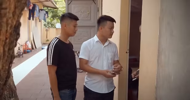 Trong khi việc xác minh về người phụ nữ bí ẩn vẫn chưa có kết quả thì Công an tỉnh Bắc Ninh nhận được thông tin của người dân cung cấp. Theo đó, qua mô tả của Công an, một người dân đã nhận ra tại khu vực nhà trọ thuộc phường Khắc Niệm (TP Bắc Ninh) có 1 người phụ nữ với nhiều đặc điểm trùng khớp. Tiếp cận địa chỉ mà người dân cung cấp, các trinh sát biết được người phụ nữ này đã rời nhà từ sáng sớm, đi đâu không rõ. Thế nhưng, hàng xóm cho hay, vào tối 21/8/2020, người này có đem theo 1 bé trai về và nói đó là con mình.