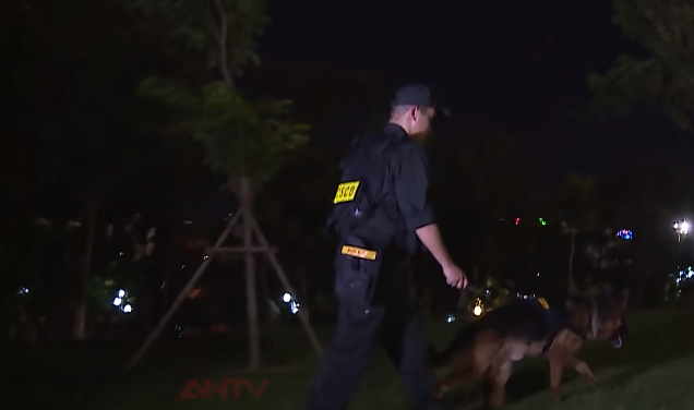 Thông tin về việc cháu bé mới 2 tuổi đột nhiên biến mất đầy bí ẩn khi đi chơi với bố tại công viên lập tức được báo về Công an TP Bắc Ninh. Một lực lượng lớn Công an địa bàn, cảnh sát cơ động, thậm chí cả chó nghiệp vụ đã được huy động tìm kiếm cháu Gia B.