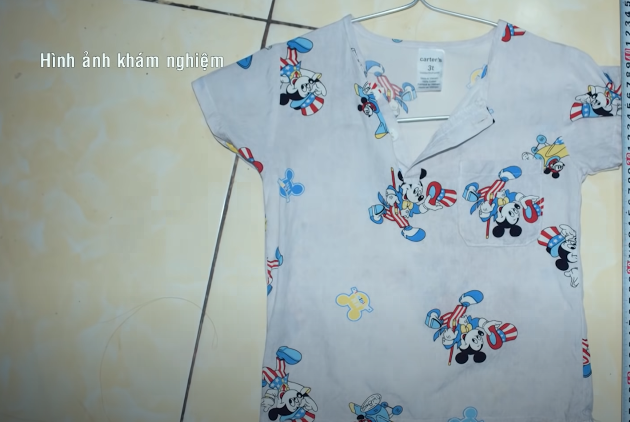 Những thông tin này giúp các điều tra viên mở ra một nút thắt lớn của vụ án. Tiến hành khám xét phòng trọ, người nhà cháu bé đã xác nhận có 1 bộ quần áo mà cháu Gia B. mặc hôm mất tích.