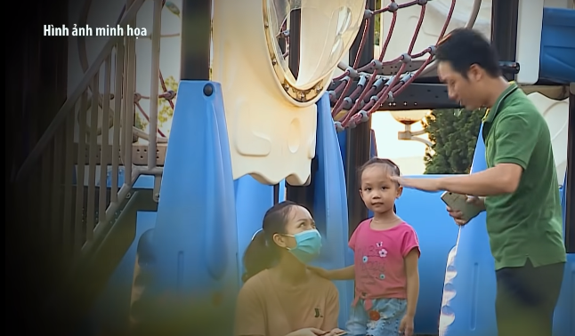 Vài phút sau, anh H. hồ hởi đi vào thì không thấy Gia B đâu nữa. Nghĩ con mải nên đi lẫn vào đâu đó, anh H chạy khắp công viên kiếm tìm. Thế nhưng, dù có hỏi han tất thảy mọi người, "lục lọi" hết những khi vực "khả nghi", anh H cũng chẳng thấy con trai đâu. Lúc này, trong lòng người cha ấy bùng lên nỗi hoang mang cực độ.