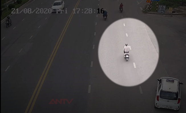 Tiếp tục rà soát thêm nhiều tuyến phố, tại khu vực cầu Bảo Sơn thì người phụ nữ này "mất dấu". Các điều tra viên nhận định, chắc chắn, người phụ nữ này phải cư trú ở khu vực bên kia cầu. Tuy nhiên, đây là một thách thức lớn. Phía bên kia cầu Bảo Sơn là khu vực tập trung rất đông công nhân thuê trọ. Nếu mở một cuộc kiểm tra thì sẽ tốn nhiều thời gian, trong khi vụ án lại cần phải chạy đua để nhanh chóng tìm ra cháu Gia B.