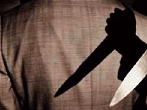 Nghe tiếng la của chồng, bà Sáng chạy đến thì va vào người chồng té ngã, khi bà Sáng la lên thì bị đối tượng xông tới đâm liên tiếp nhiều nhát dao. Tiếp đó, đối tượng dùng dao khống chế, uy hiếp kêu đưa tiền, vàng; sau khi lục tìm không thấy tài sản đối tượng bỏ đi.(Ảnh minh hoạ)