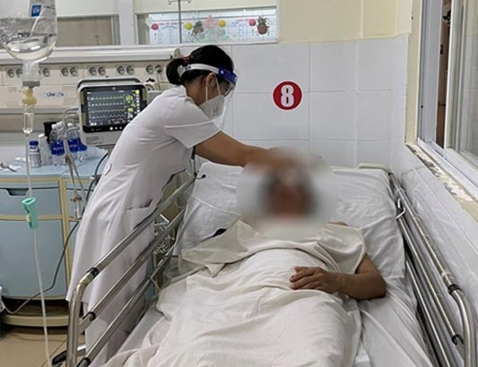 Khi không còn nghe tiếng động bên ngoài, bà Sáng gọi điện cho người thân đưa đi cấp cứu. Điều may mắn là ông Tâm và bà Sáng được cấp cứu kịp thời nên không ảnh hưởng đến tính mạng. (Ảnh minh hoạ)