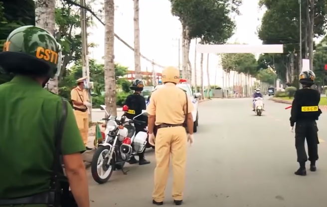 Các tổ công tác tức tốc phối hợp với Công an các đơn vị, địa phương rà soát, sàng lọc hàng trăm đối tượng có biểu hiện nghi vấn; đồng thời thông báo truy tìm thủ phạm, phát động phong trào toàn dân tố giác tội phạm trên các phương tiện truyền thông.